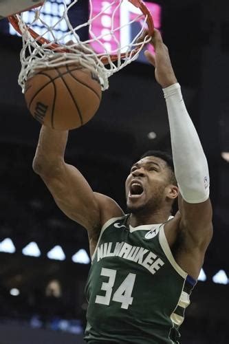 bukcs vs|Antetokounmpo leads Bucks past Bulls 133.